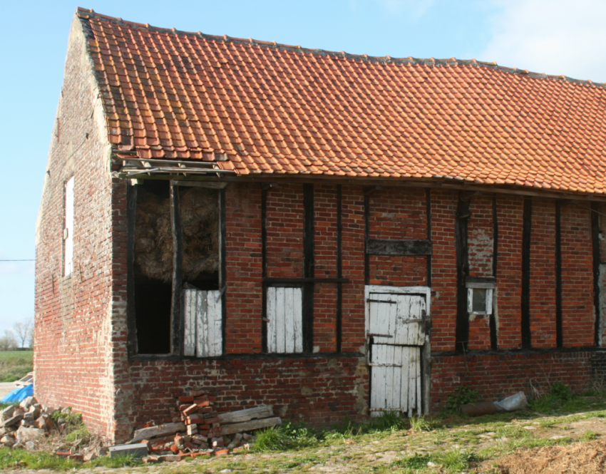 Façade du corps de ferme avant rénovation par Damien. Photo prise en 2011.