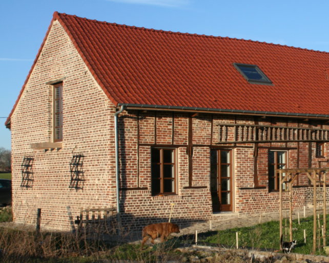 Façade du corps de ferme rénové par Damien. Photo prise en 2016.